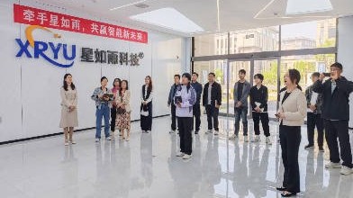 河南信息科技學院經濟管理學院院長吳艷華一行參觀企業，就校企合作事宜座談交流
