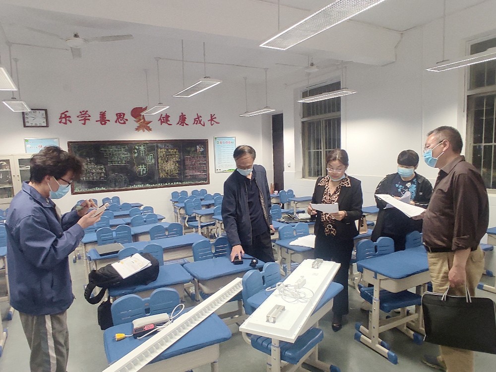 鶴壁市直學(xué)校淇濱中學(xué)、實驗學(xué)校、鶴翔小學(xué)、師范附小，護眼燈改造項目順利通過市級專家組驗收