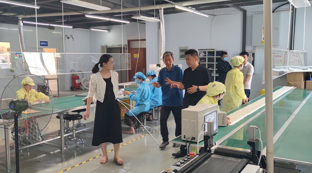 淇濱區(qū)政協(xié)主席徐偉一行走進委員企業(yè)星如雨科技調(diào)研